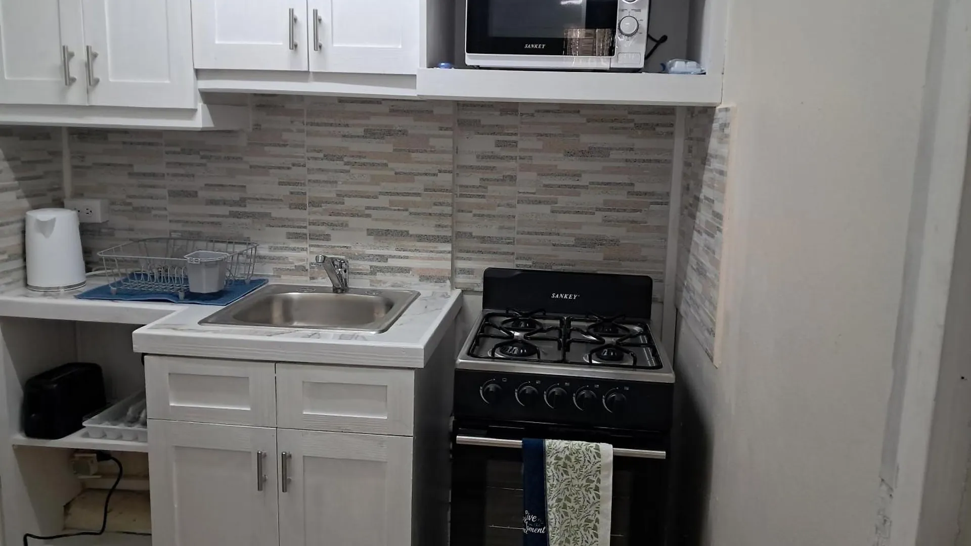 Michand Guest Apartment: Cozy Airport-Adjacent Stay Christ Church Apartment