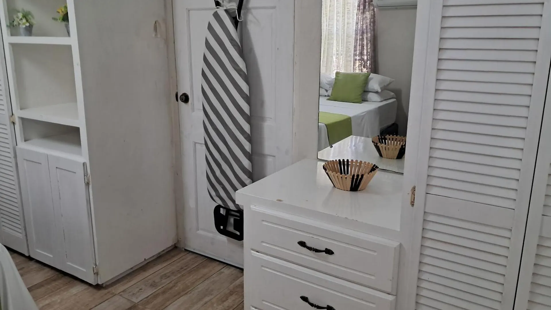 Michand Guest Apartments- Cozy One Or Two Bedroom- 5 Walk Minutes From Airport 10 Mins Drive To Oistins Or Beach Κράιστ Τσερτς 0*,